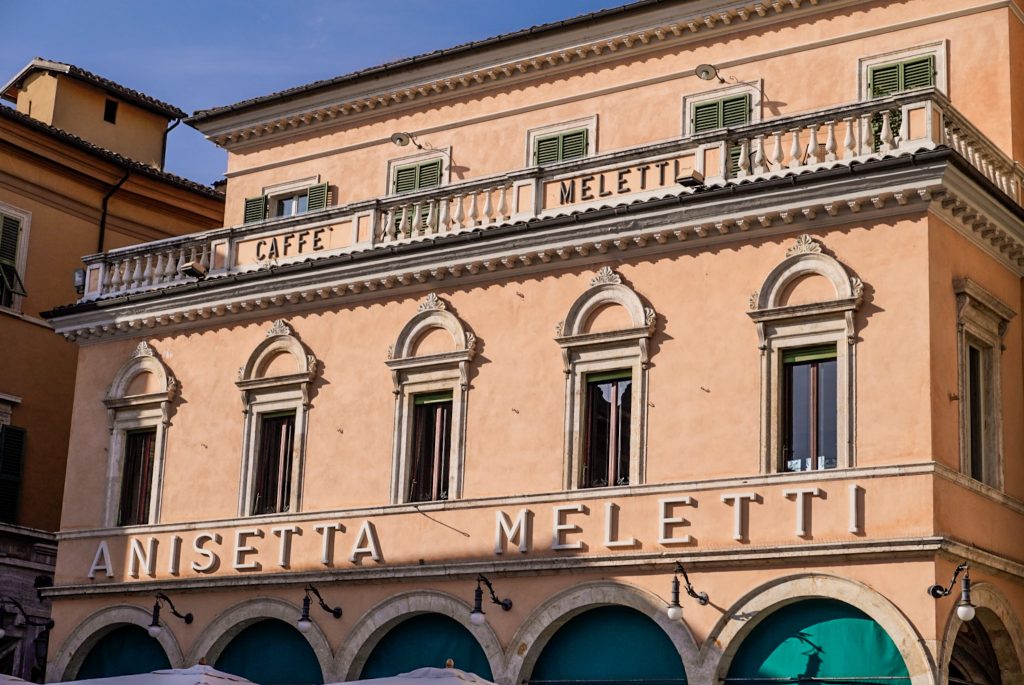 Caffe Meletti, historyczna kawiarnia w sercu Ascoli Piceno 1