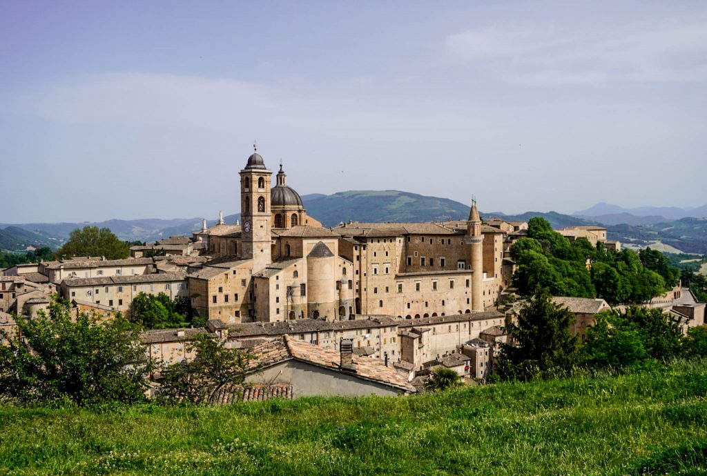 Panorama miasta Urbino w Marche z fortecy Albornoz otoczonej Parco della Resistenza